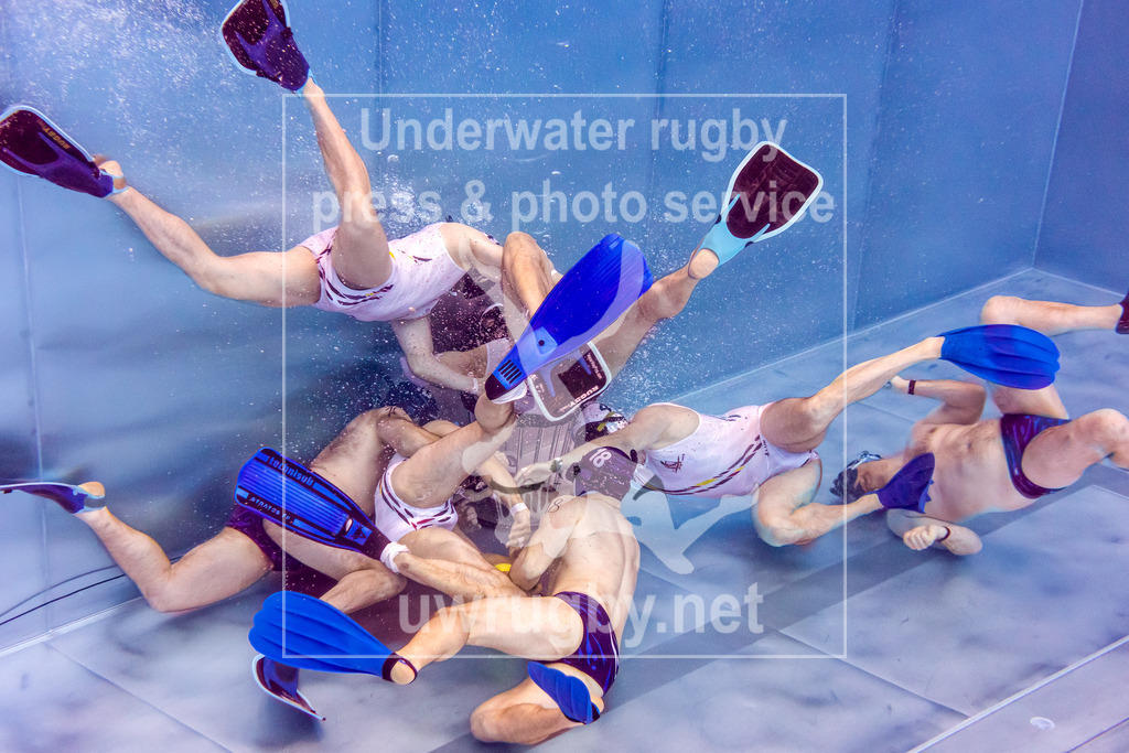 Deutsche Meisterschaft 2024 in Unterwasser-Rugby | Halbfinale: TC Bamberg in weiß gegen desn TSV Malsch in blau. Angriff der Malscher Mannschaft auf das Bamberger Tor. - Realisiert mit Pictrs.com