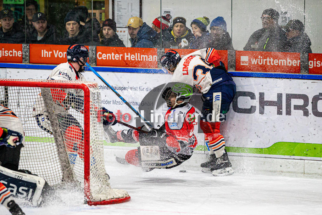 TSV Peißenberg MINERS gegen ESC Kempten SHARKS | Eishockey Bayernliga Herren Pre-Playoffs 2024/25, TSV Peißenberg MINERS gegen ESC Kempten SHARKS, 20250131,Aktion an der Bande,2025-01-31 in Peißenberg (Eisstadion Peißenberg)Denis DEGENSTEIN (MINERS 28)Copyright: WolfgangxLindner foto-lindner.de