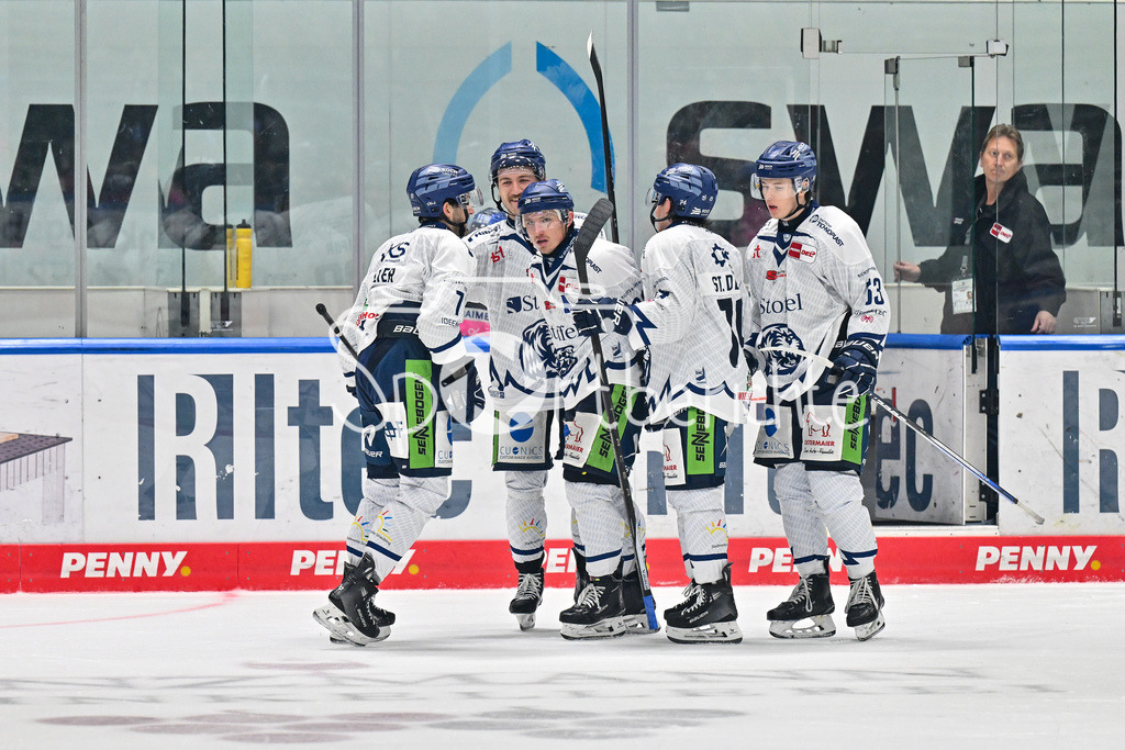 Augsburger Panther - Straubing Tigers | Jubel der Gaeste nach dem Treffer zum 0-4 durch Taylor LEIER  (Straubing Tigers #7) / Tor / Happy / Freude / Torschuetze / DEL: Augsburger Panther - Straubing Tigers, Curt Frenzel Stadiom am 20.10.2024