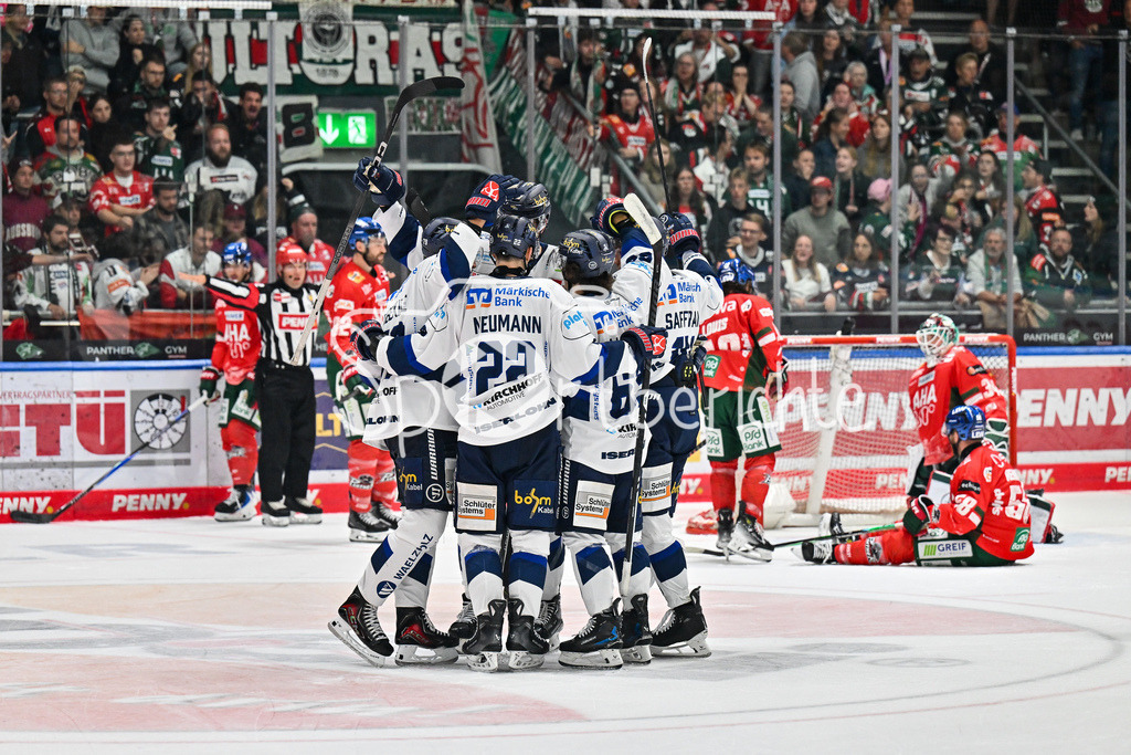 Augsburger Panther - Iserlohn Roosters | Zu früh gefreut - der Treffer von Colin UGBEKILE (Iserlohn Roosters 79) wird nicht gegeben / Tor / Torschuetze / Freude / Happy / Penny DEL: Augsburger Panther - Iserlohn Roosters; Curt Frenzel Stadion am 21.09.2025
