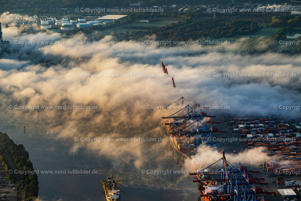 Hambürg_Altenwerder_Cta_Hhla_Nebel_ELS_7313181023 | HAMBURG 18.10.2023 Containerterminal HHLA Container Terminal Altenwerder (CTA) am Ufer der Elbe im Stadtteil Altenwerder in Hamburg. Weiterführende Informationen bei: HPA Hamburg Port Authority,  Hafen Hamburg Marketing e.V. (HHM),  Hamburger Hafen und Logistik Aktiengesellschaft. // Container Terminal HHLA Container Terminal Altenwerder (CTA) on the Elbe riverbank in the Altenwerder part of Hamburg in Germany. Further information at: HPA Hamburg Port Authority,  Hafen Hamburg Marketing e.V. (HHM),  Hamburger Hafen und Logistik Aktiengesellschaft. Foto: Martin Elsen