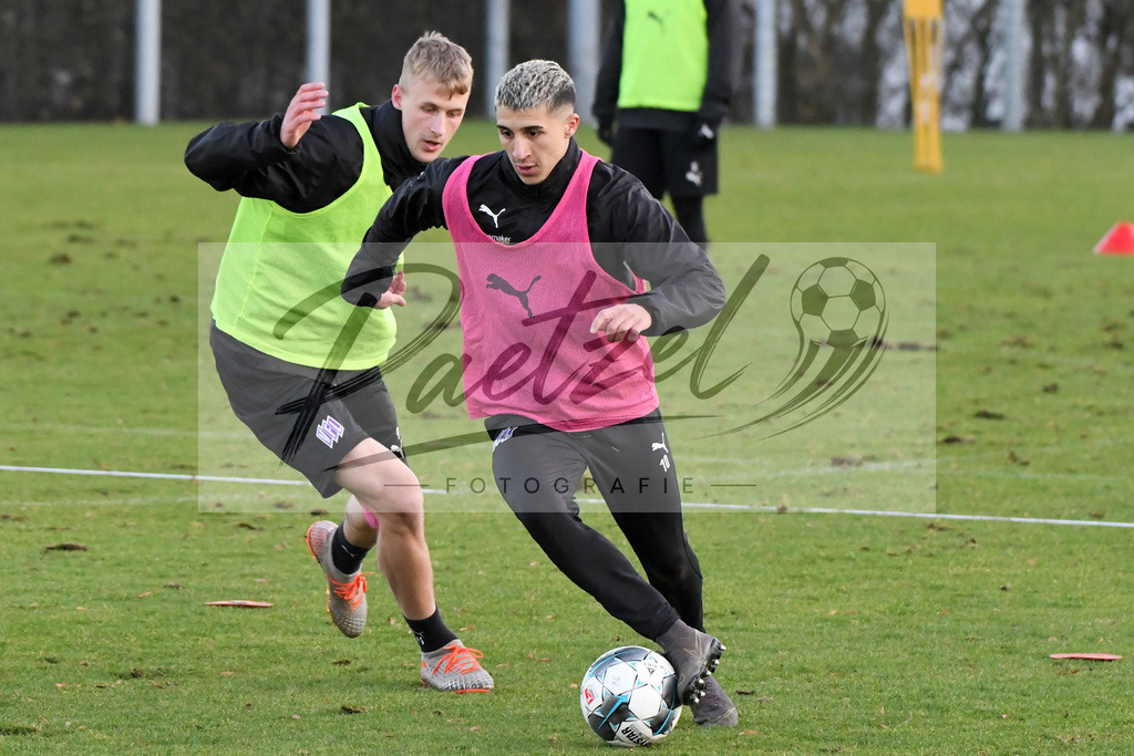 20200121_TRAOSN_0032 | Fußball, Herren: Lukas Gugganig (VfL Osnabrück) und Anas Ouahim (VfL Osnabrück) im Zweikampf beim Training des VfL Osnabrück am 21.01.2020 im Sportpark Illoshöhe in Osnabrück, Deutschland.(Foto von Nico Paetzel) - Realisiert mit Pictrs.com
