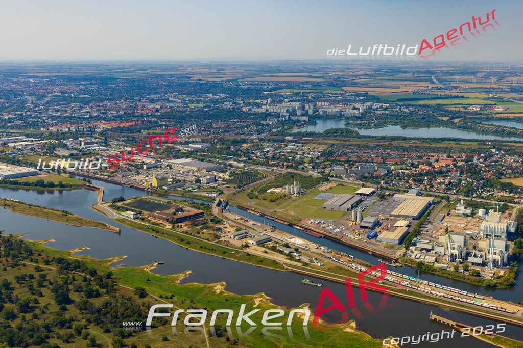 Schöne Luftaufnahme als Geschenk in Hafen Magdeburg - Die Luftbildaufnahme wurde 2025 vom UL-Flugzeug heraus erstellt ( keine Drohne ) - Hochauflösende Luftaufnahme -Nicht vergleichbar mit Google Maps oder Satelittenbilder- Die Geschenkidee !Mit Lizenz und Bildrechte bestellbar