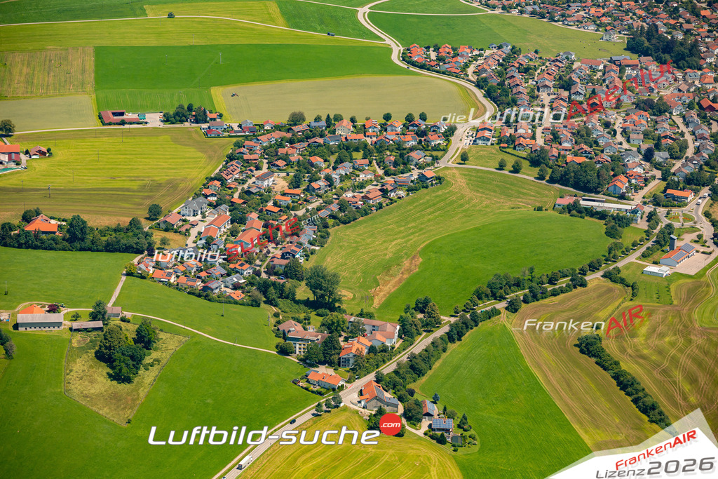 Das Luftbild zeigt : Strobels Altusried - Die Luftaufnahme wurde 2024 vom UL-Flugzeug aus erstellt ( keine Drohne ) - Hochauflösende Luftaufnahme - Für grossformatige Ausdrucke geeignet. Die Geschenkidee !Mit Lizenz und Bildrechte bestellbar