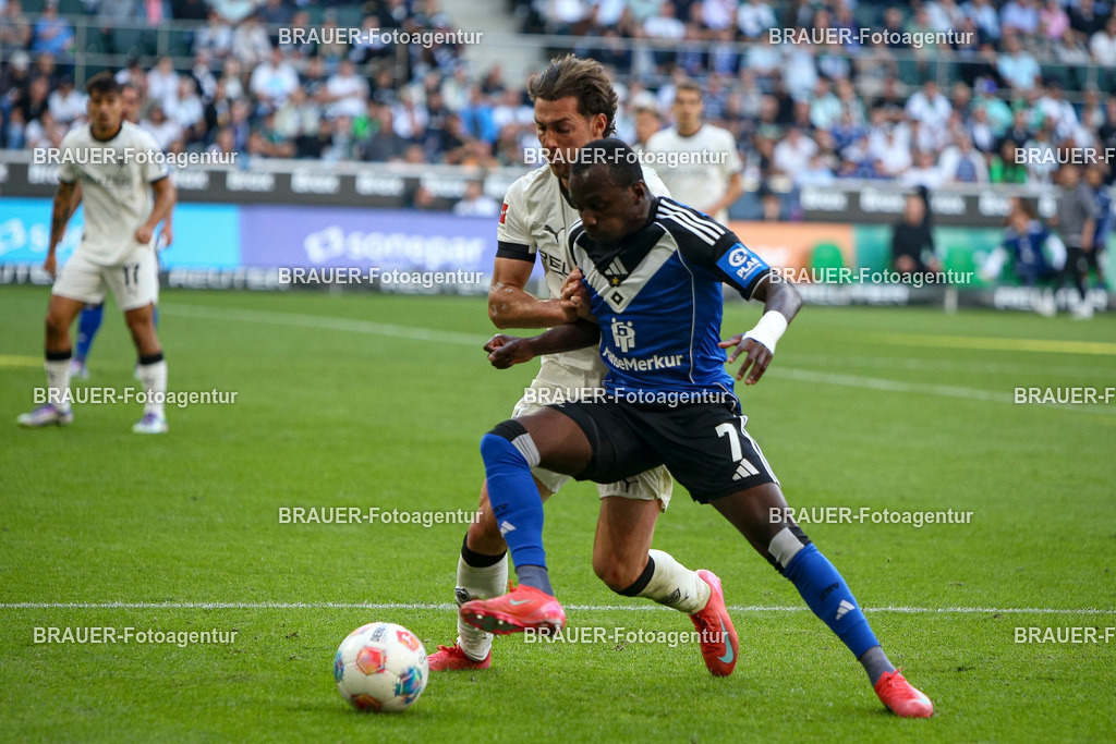 Borussia Mönchengladbach vs Hamburger SV - Bundesliga  | Mönchengladbach, Deutschland, 24.08.25:   Joseph Michael Scally (Borussia Mönchengladbach) und Jean-Luc Dompe (Hamburger SV) im Kampf um den Ball waehrend des Spiels der Bundesliga zwischen Borussia Mönchengladbach vs Hamburger SV im Stadion im Borussia Park(Foto von Brauer-Fotoagentur / Adrian Schlueter)