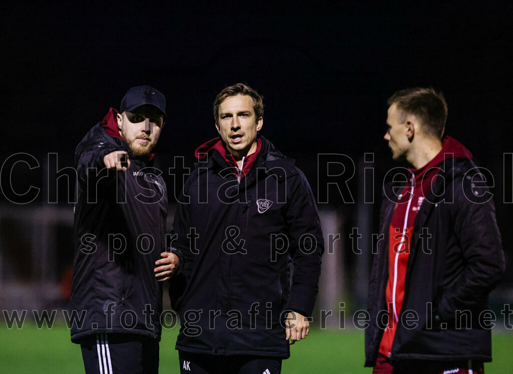 2023-10-27_011_VfB_Hallbergmoos_gegen_FC_Schwaig | Hallbergmoos, Deutschland, 27.10.2023:
Fußball, Landesliga Südost 2023 / 2024, 18. Spieltag, VfB Hallbergmoos gegen FC Schwaig, Endergebnis: 2:3

Trainer Anselm Küchle (VfB Hallbergmoos)

Foto: Christian Riedel / fotografie-riedel.net