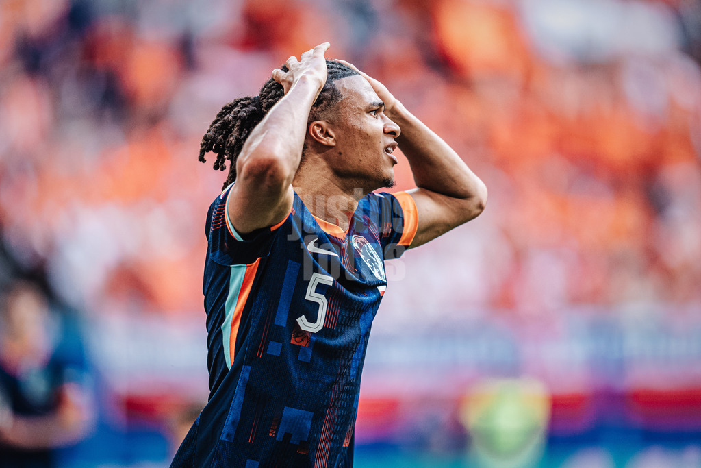 Fußball | Herren | UEFA-Fußball-Europameisterschaft 2024 | Gruppe D | Polen vs. Niederlande | 16.06.2024 | Nathan Ake (#5, Niederlande) ärgert sich