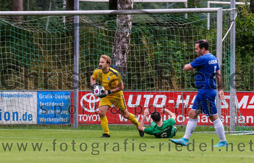 2023-08-04_070_FC_Forstern_gegen_FC_Langengeisling_II | Forstern, Deutschland, 04.08.2023:
Fußball, Kreisklasse 2023 / 2024, 1. Spieltag, FC Forstern gegen FC Langengeisling II, Endergebnis: 2:1

Torwart Christian Bernhardt (FC Langengeisling, #1), Tobias Keserü (FC Forstern, #6), Ferdinand Zink (FC Langengeisling, #5)

Foto: Christian Riedel / fotografie-riedel.net