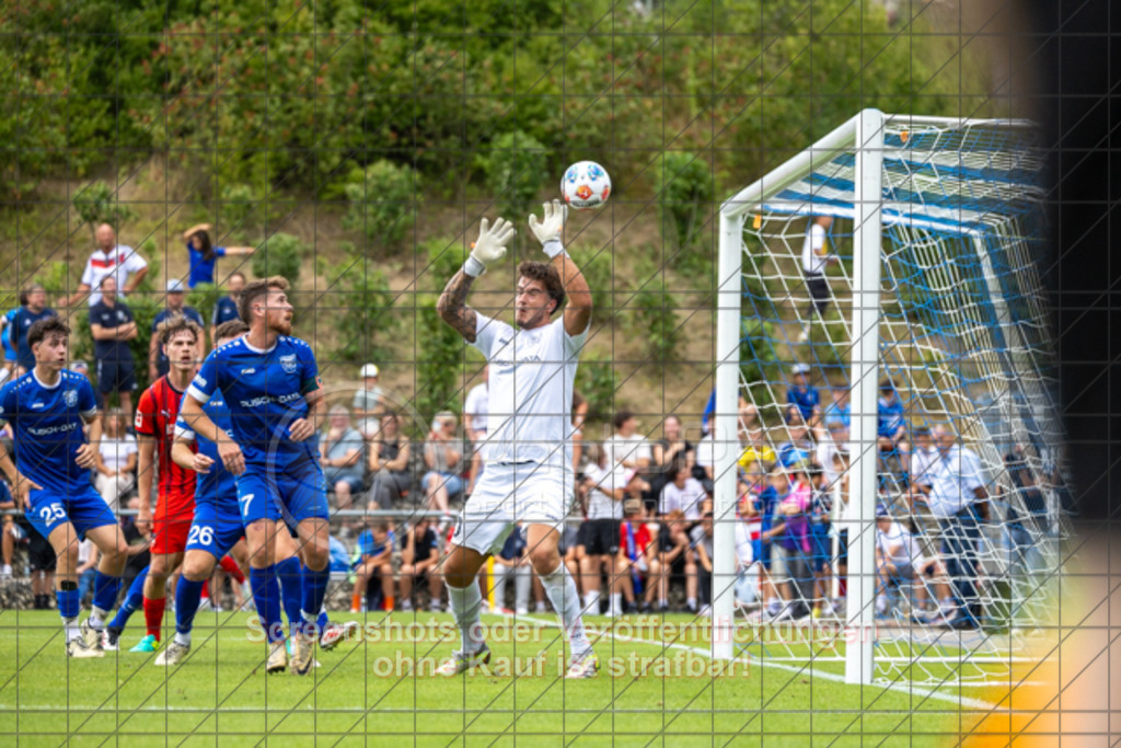 20250706_171129_1965 | #,TSG Salach (blau) vs. 1.FC Heidenheim (rot), Fußball, Freundschaftsspiel - WfV, Saison 2025/2026, Rasensportplatz, Staufenecker Str. 41, 73084 Salach, 06.07.2025 - 15:30 Uhr,Foto: PhotoPeet-Sportfotografie/Peter Harich