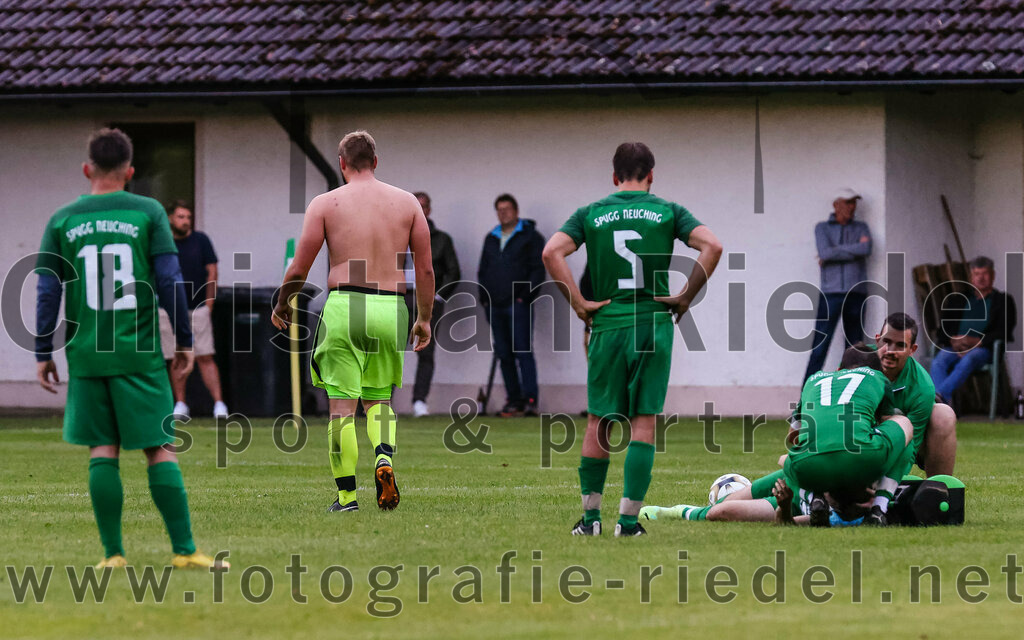 2023-07-25_106_SpVgg_Neuching_gegen_FC_Finsing | Neuching, Deutschland, 25.07.2023:
Fußball, A-Klasse 2023 / 2024, Toto Pokal, SpVgg Neuching gegen FC Finsing, Endergebnis: 2:4

Antonio Zuparic (SpVgg Neuching, #18), Torwart Daniel Schröder (FC Finsing, #1), Johann Schindlbeck (SpVgg Neuching, #5), Mathias Haberthaler (SpVgg Neuching, #17), Lukas Haberthaler (SpVgg Neuching, #16), Trainer Robert Edlfurtner (SpVgg Neuching)

Foto: Christian Riedel / fotografie-riedel.net