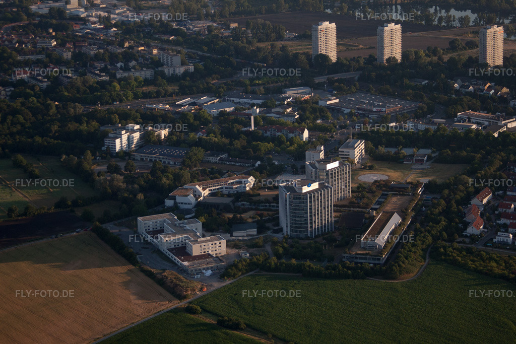 Luftbild: Ortsansicht mit BG Klinik Ludwigshafen von Süden bei Sonnenaufgang http://www.bgu-ludwigshafen.de/ im Ortsteil Oggersheim in Ludwigshafen im Bundesland Rheinland-Pfalz in Deutschland. Foto: IMG_69383.jpg vom 04.07.2014 durch Werner Riehm/FLY-FOTO.de