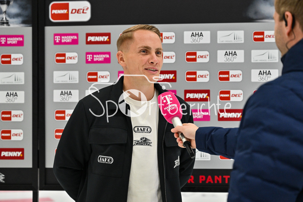 Augsburger Panther - Kölner Haie | Im Bild Markus KELLER - Teammanager der Augsburger Panther - beim Interview mit MagentaSport / Magenta Sport / Einzelfoto / Freisteller / DEL: Augsburger Panther - Kölner Haie; Curt Frenzel Stadion am 26.09.2025