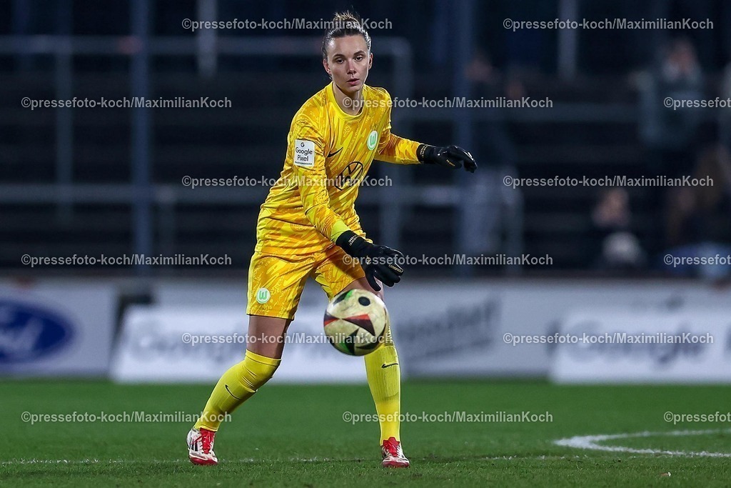 Koe07022502111 | 07.02.2025, Frauen Fußball, 1. FC Köln - VfL Wolfsburg, 1. Fußball Bundesliga, Franz-Kremer-Stadion, Saison 2024 2025: Torwart Anneke Borbe (VfL Wolfsburg #30)DFB regulations prohibit any use of photographs as image sequences and or quasi-video.