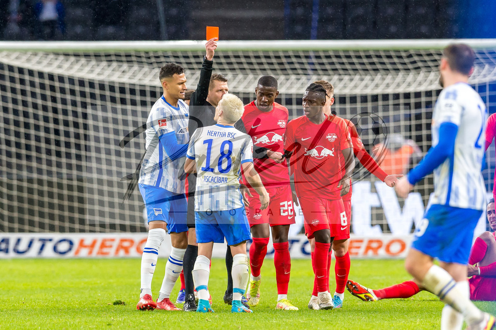 BSCRBL20220220_090 | Fussball, Herren: Schiedsrichter Patrick Ittrich zeigt Santiago Ascacibar (Hertha BSC) die rote Karte bei dem Spiel der 1. Bundesliga zwischen Hertha BSC und RB Leipzig im Olypiastadion am 20.02.2022 in Berlin, Deutschland.DFB / DFL REGULATIONS PROHIBIT ANY USE OF PHOTOGRAPHS AS IMAGE SEQUENCES AND/OR QUASI-VIDEO. - Realisiert mit Pictrs.com
