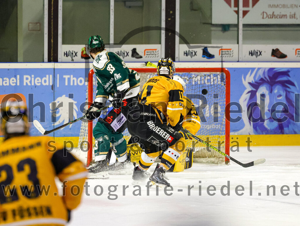 2026-02-27_101_TSV_Erding_gegen_EV_Fuessen | Erding, Deutschland, 27.02.2026:Eishockey, Oberliga Süd 2025 / 2026, 51. Spieltag, TSV Erding gegen EV Füssen, Endergebnis: 2:4Marc Schmidpeter (Erding Gladiators, #33), Martins Andzs (EV Füssen, #11), Torwart Timotej Pancur (EV Füssen, #30)Foto: Christian Riedel / fotografie-riedel.net