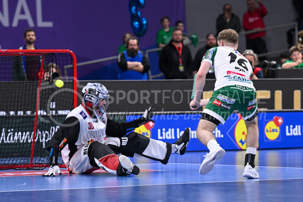 SV Wiler-Ersigen vs Floorball Köniz - 15. April 2023 | SV Wiler-Ersigen vs Floorball Köniz
Stimo Arena, Kloten
Yannis Wyss (#16 SV Wiler-Ersigen) verwandelt seinen Penalty gegen Patrick Eder (#30 Floorball Koeniz).
Bild: Sportfotografie Markus Aeschimann | www.markus-aeschimann.ch - Realisiert mit Pictrs.com
