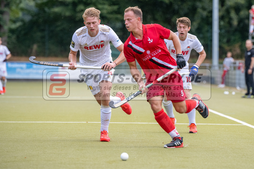 SFE_20220903_0151 | Max Weiner ( TSV Mannheim #5 ) Henrik Siegburg ( Rot-Weiss Köln #25 )  ; 1. Bundesliga Hockey Herren Rot-Weiss Köln - TSV Mannheim am 03.09.2022 in Köln (KTHC Stadion Rot-Weiss Köln Tennis and Hockey Club), Photo: Stephan Fehrmann 2022 (Sports-Gallery)