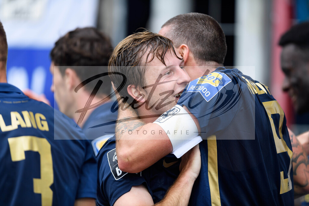 EBSTSV20210828_070 | Fussball, Herren: Sascha Moelders (TSV 1860 Muenchen) Torjubel, jubelt nach seinem Treffer zum 0:1 beim Spiel der 3. Liga zwischen Eintracht Braunschweig und TSV 1860 Muenchen im Eintracht-Stadion am 28.08.2021 in Braunschweig, Deutschland.DFB / DFL REGULATIONS PROHIBIT ANY USE OF PHOTOGRAPHS AS IMAGE SEQUENCES AND/OR QUASI-VIDEO. - Realisiert mit Pictrs.com