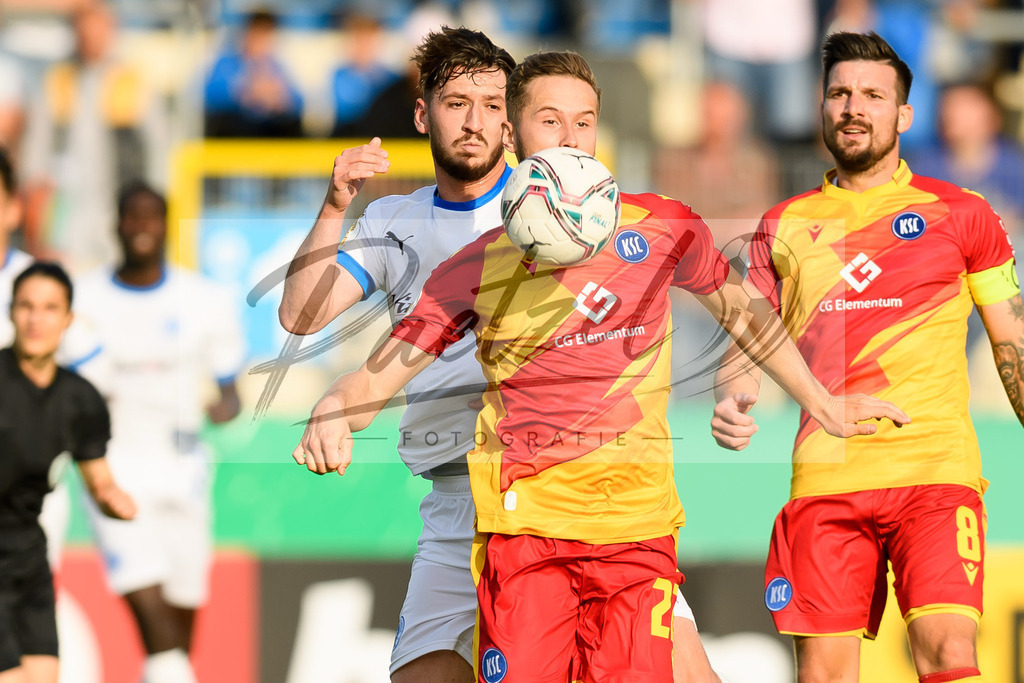 LOTKSC20210809_135 | Fussball, Herren: Christoph Kobald (Karlsruher SC) und Cedric Euschen (Sportfreunde Lotte) im Zweikampf beim Spiel der 1. Runde im DFB-Pokal zwischen SF Lotte und Karlsruher SC im Stadion am Lotter Kreuz am 09.08.2021 in Lotte, Deutschland.DFB / DFL REGULATIONS PROHIBIT ANY USE OF PHOTOGRAPHS AS IMAGE SEQUENCES AND/OR QUASI-VIDEO. - Realisiert mit Pictrs.com