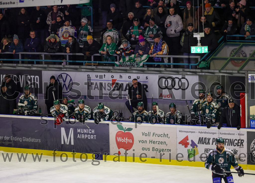 2026-01-30_041_TSV_Erding_gegen_EHF_Passau_Black_Hawks | Erding, Deutschland, 30.01.2026:Eishockey, Oberliga Süd 2025 / 2026, 42. Spieltag, TSV Erding gegen EHF Passau Black Hawks, Endergebnis: 2:6Mark Waldhausen (Erding Gladiators, #27), Cristian Achim (Erding Gladiators, #62), Björn Salhi (Erding Gladiators, #13), Erik Modlmayr (Erding Gladiators, #21), Teamchef Thomas Daffner (Erding Gladiators), Maximilian Forster (Erding Gladiators, #81), Björn Salhi (Erding Gladiators, #13), Philipp Michl (Erding Gladiators, #77), Grady Hobbs (Erding Gladiators, #22), Marc Schmidpeter (Erding Gladiators, #33)Foto: Christian Riedel / fotografie-riedel.net