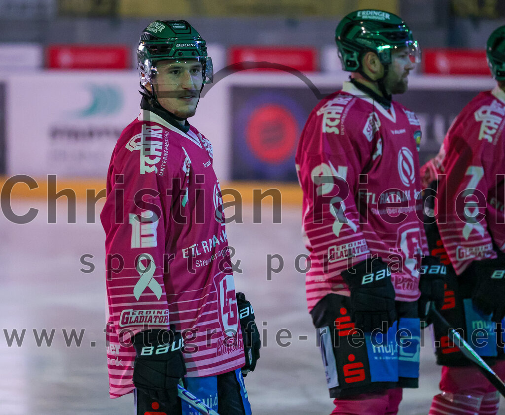 2025-10-24_014_TSV_Erding_gegen_Deggendorfer_SC | Erding, Deutschland, 24.10.2025:Eishockey, Oberliga Süd 2025 / 2026, 11. Spieltag, TSV Erding gegen Deggendorfer SC, Endergebnis: 2:4Björn Salhi (Erding Gladiators, #13)Foto: Christian Riedel / fotografie-riedel.net