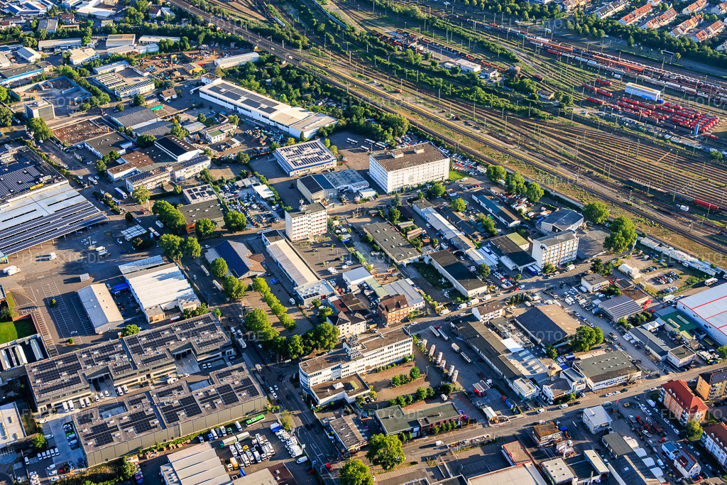 Luftbild: Gewerbegebiet Floßwörthstraße von Südosten mit tMKüchen  vBus GmbH und häuselmann metall GmbH im Ortsteil Neckarau in Mannheim im Bundesland Baden-Württemberg in Deutschland. – Foto: IMG_157386.jpg vom 18.06.2026 durch Werner Riehm/FLY-FOTO.de – Auflösung des Originals: 5675 x 3783 px – MKüchen – – häuselmann metall GmbH - NE-Metall, NE-Metallhalbzeug, Edelstahl für Bauwesen, Industrie und technische Isolierungen