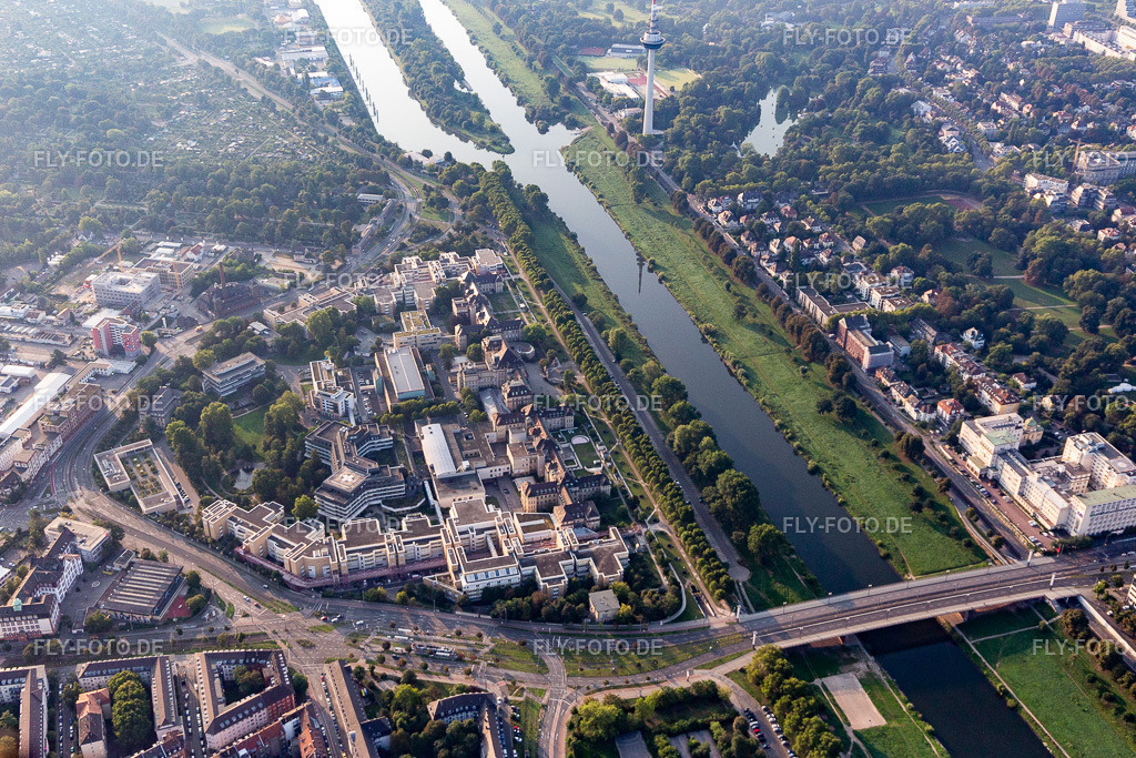 Klinikgelände des Krankenhauses der Universitätsklinik und dem Klinikum Mannheim am Ufer des Neckar | Luftbild: Klinikgelände des Krankenhauses der Universitätsklinik und dem Klinikum Mannheim am Ufer des Neckar im Ortsteil Neckarstadt-Ost in Mannheim im Bundesland Baden-Württemberg in Deutschland. Foto: IMG_116947.jpg vom 25.08.2019 durch Werner Riehm/FLY-FOTO.de - Realisiert mit Pictrs.com