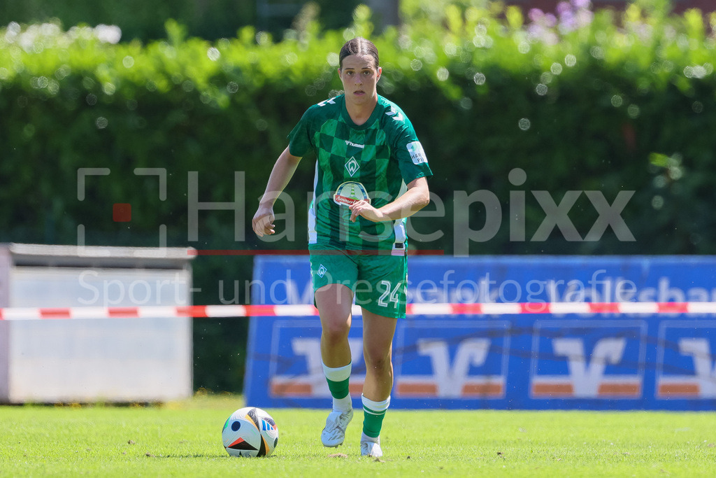 Fussball, Testspiel Frauen, Borussia Mönchengladbach - SV Werder Bremen | v.li.: Lara Schmidt (SV Werder Bremen, 24) am Ball, Freisteller, Einzelbild, Ganzkörper, Aktion, Action, Spielszene