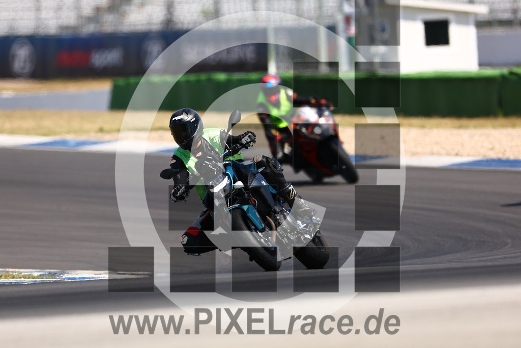 inst-20250704_01208 | Schöne Erinnerungen an spannende Momente - das festzuhalten ist unser Job. PIXELrace.de ist seit 2003 auf den Rennstrecken Europas unterwegs um die Action draußen beim Fahren und die wunderbare Stimmung imm Fahrerlager für euch einzufangen.