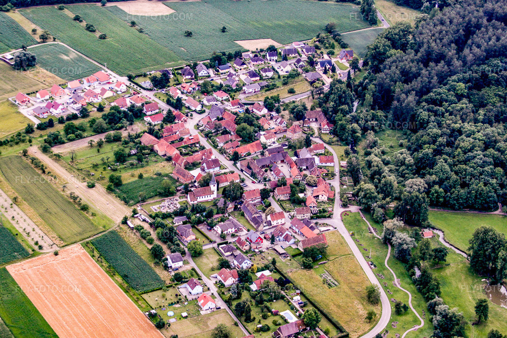 Aerial view: View of the town from the north in Kauffenheim in the state Bas-Rhin, France. – Photo: IMG_19082.jpg taken on 06/20/2009 by Werner Riehm/FLY-FOTO.com – Resolution of the original: 4293 x 2862 px