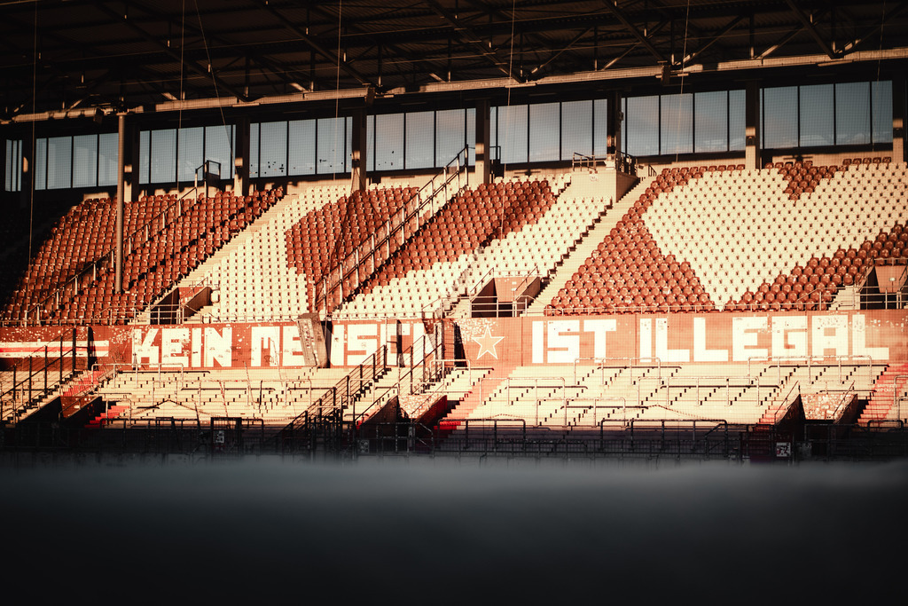 HEV05477 | Der offizielle Shop für FC St. Pauli Fotos. Wähle aus Spielszenen & Fanmomenten dein FCSP Wunschformat. Wir liefern Millerntor-Atmosphäre.