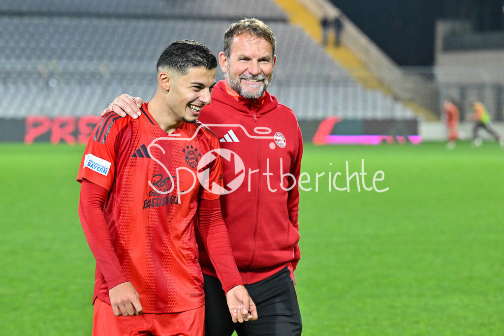 FC Bayern Amateure - TSV Schwaben Augsburg | im Bild Davide Dell´ERBA (FC Bayern München II #3) zusammen mit Amateure CO-Trainer Dirk TESCHKE / Regionalliga Bayern: FC Bayern Muenchen II - TSV Schwaben Augsburg, Gruenwalder Stadion am am 25.10.2024