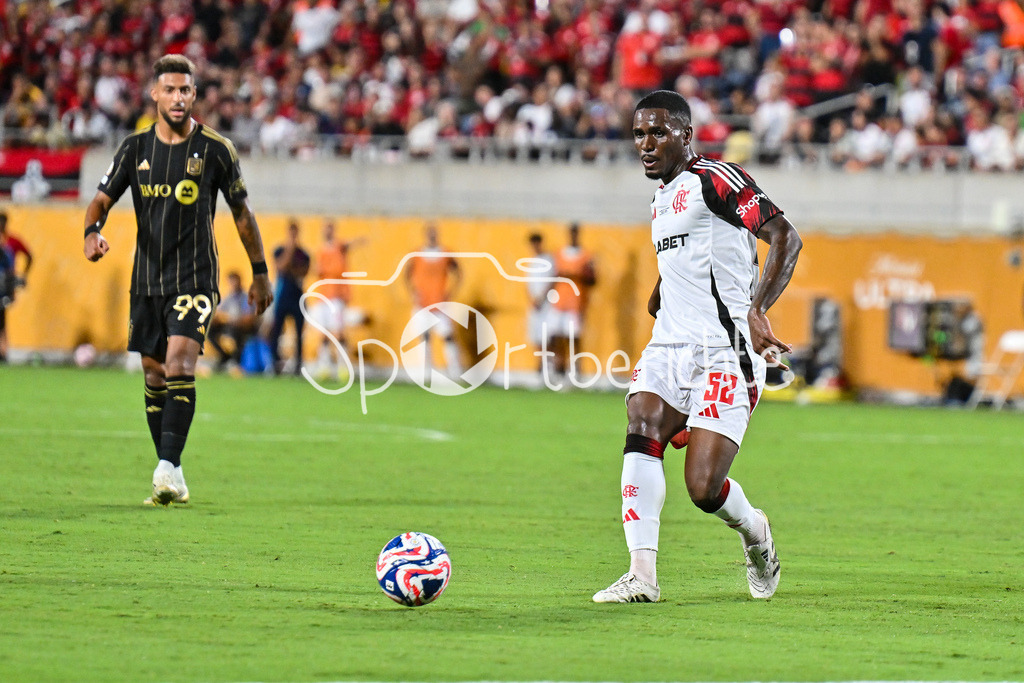 Los Angeles FC - CR Flamengo | am Ball EVERTTON (Flamengo 52) / Einzelfoto / Freisteller / FIFA Club World Cup: Los Angeles FC - CR Flamengo, Camping World Stadium am 24.06.2025 / NOT FOR SALE IN USA