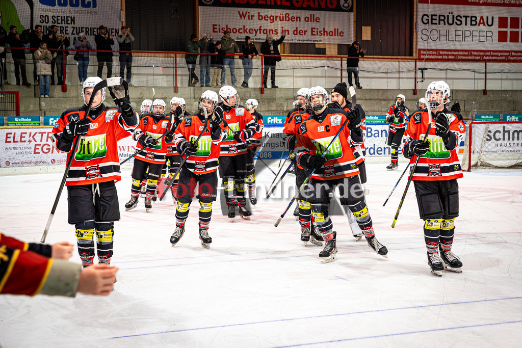 Peißenberg MINERS U20 gegen EC Peiting U20 | Eishockey Bayernliga U20 Vorrunde, Peißenberg MINERS U20 gegen EC Peiting U20, 20260228,Ehrenrunde, Feier, Siegesfeier,2026-02-28 in Peißenberg (flatbuy Arena Peißenberg), Copyright: WolfgangxLindner www.foto-lindner.de