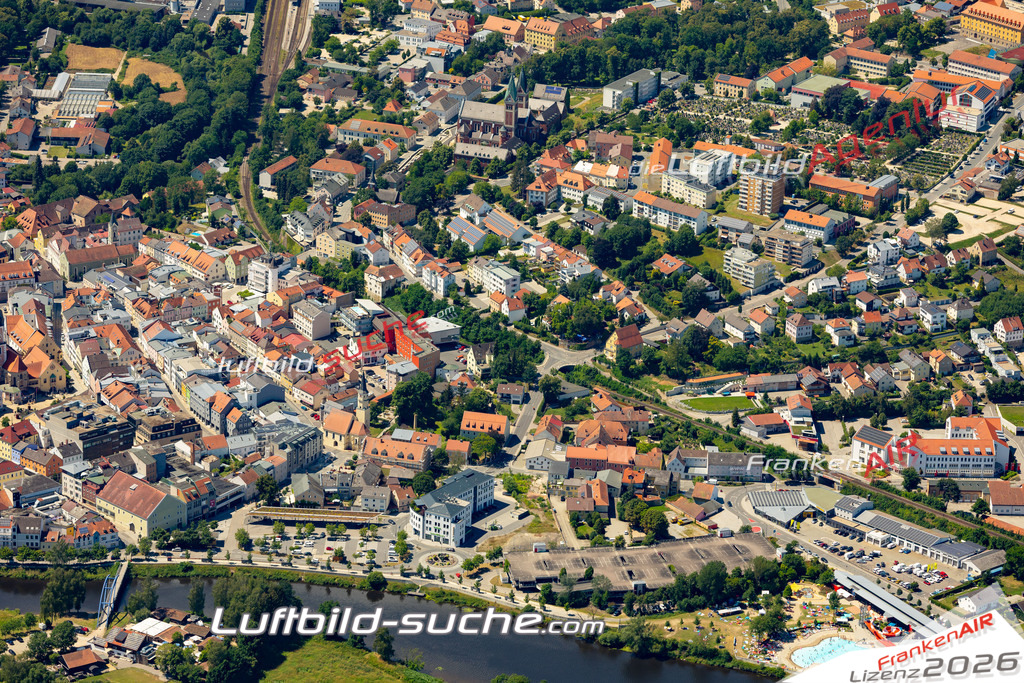 Das Luftbild der Stadt Cham wurde 2022 vom Flugzeug heraus erstellt (keine Drohnen-Aufnahmen) Aufnahmehöhe ca.450 Meter- hohe Bildauflösung und Druck-Qualität. Garantiert!