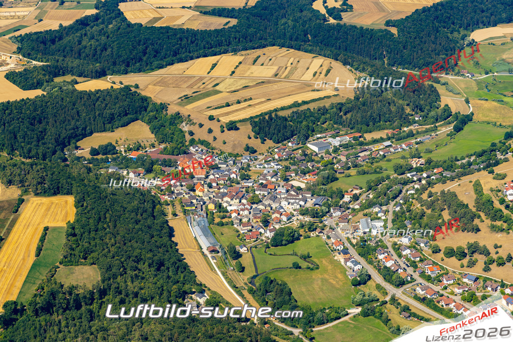 Aktuelles Luftbild von  Titting - Die Luftaufnahme wurde 2022 mittels UL-Flugzeug erstellt ( keine Drohne ) - hochauflösende Kamera-Systeme von  Canon -Beste Qualität - Für grossformatige Ausdrucke geeignet. Die Geschenkidee !