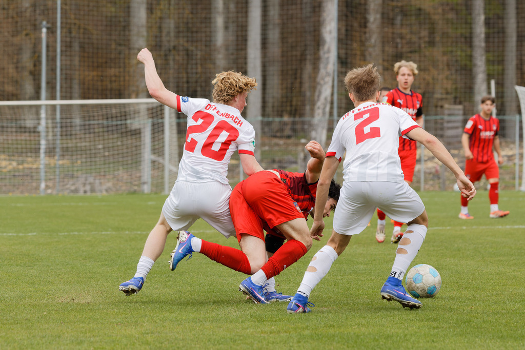 FCHOFK_260418_6-29 | 1.FC Heidenheim 1846 vs. Offenbacher Kickers, Fußball, U17, B-Junioren, NWL, U17-DFB-Nachwusliga, 2025/2026, 10. Spieltag, 18.04.2026 in Heidenheim, Walter-Birkhold-Jugendstadion (Foto: Michael Bulling) - Realisiert mit Pictrs.com