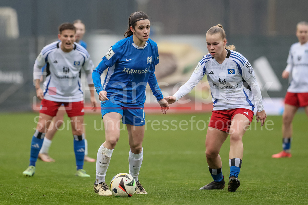 Fussball, 2. Frauen-Bundesliga, Hamburger SV - SV Meppen | v.li.: Marie Bleil (SV Meppen, 7) und Svea Stoldt (Hamburger SV, 8) im Zweikampf, Duell, Dynamik, Aktion, Action, Spielszene, DIE DFB-RICHTLINIEN UNTERSAGEN JEGLICHE NUTZUNG VON FOTOS ALS SEQUENZBILDER UND/ODER VIDEOÄHNLICHE FOTOSTRECKEN. DFB REGULATIONS PROHIBIT ANY USE OF PHOTOGRAPHS AS IMAGE SEQUENCES AND/OR QUASI-VIDEO.