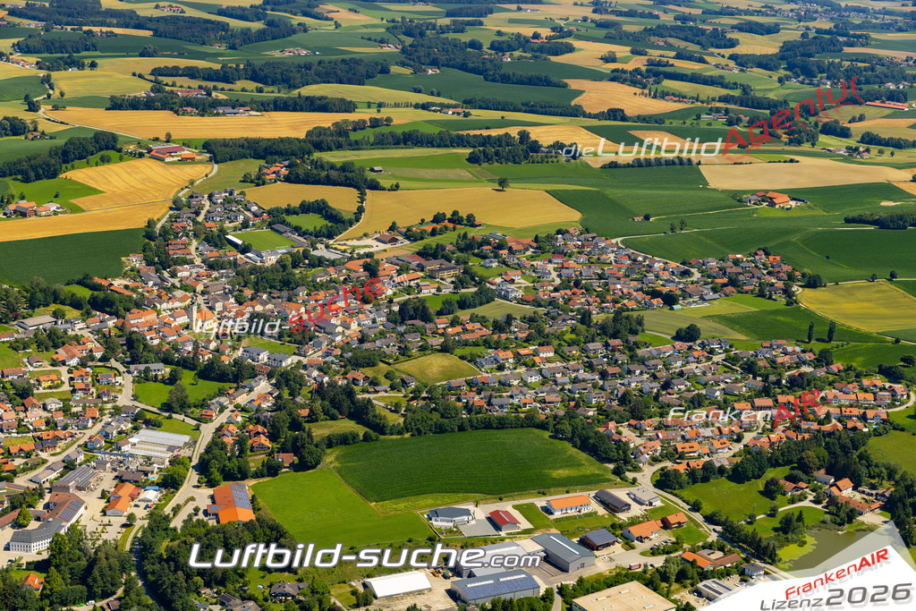 Aktuelles Luftbild von  Buchbach - Die Luftaufnahme wurde 2022 mittels UL-Flugzeug erstellt ( keine Drohne ) - hochauflösende Kamera-Systeme von  Canon -Beste Qualität - Für grossformatige Ausdrucke geeignet. Die Geschenkidee !