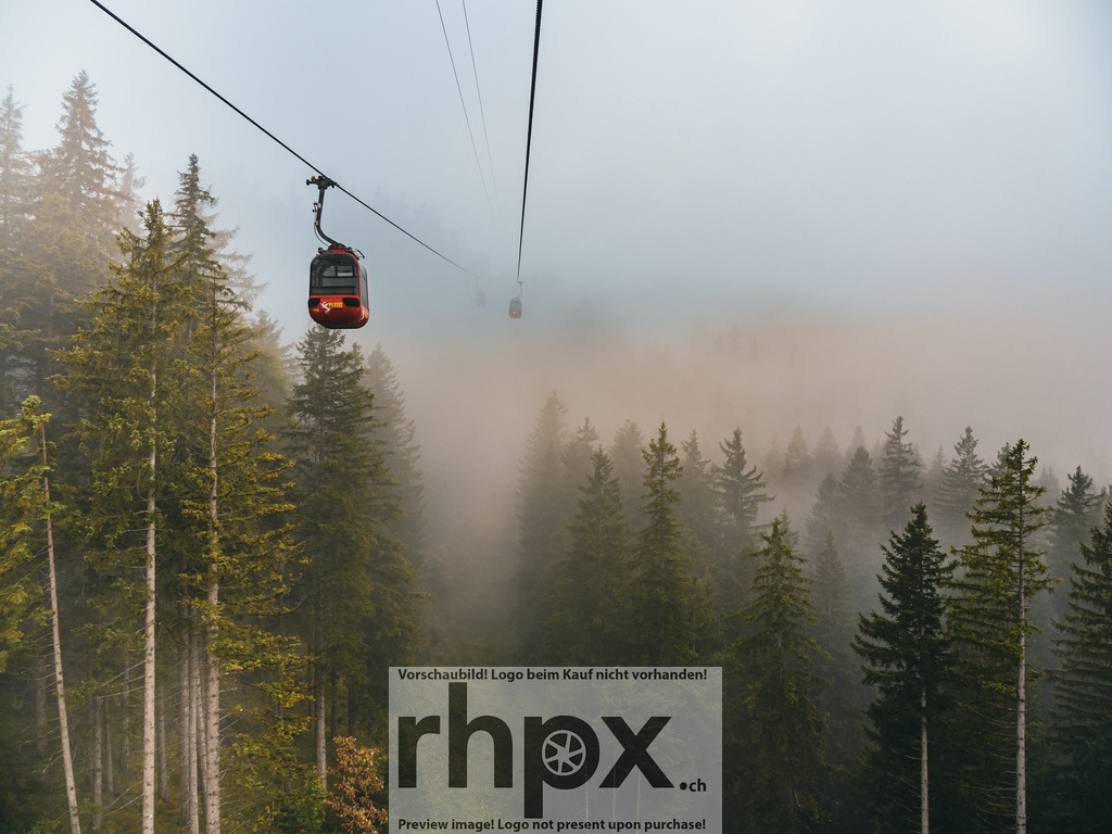 Aufstieg im Nebel | Stimmungsvolle Fotokunst aus Luzern. Erlebe den Pilatus, den See und die Stadt Luzern in exklusiven Aufnahmen in der Fotogalerie & Shop. - Realisiert mit Pictrs.com