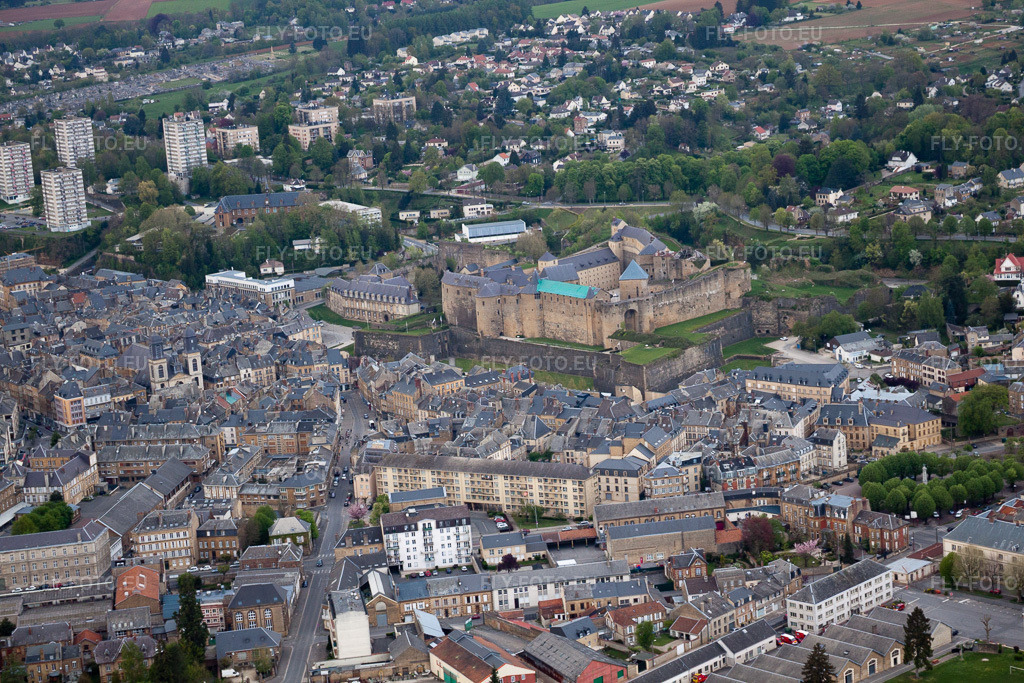 Vue aérienne: Vue de la ville à Sedan dans le département Ardennes, France. Photo: IMG_39841.jpg prise le 16/04/2011 par Werner Riehm/FLY-FOTO.euRésolution de l'original: 4752 x 3168 px