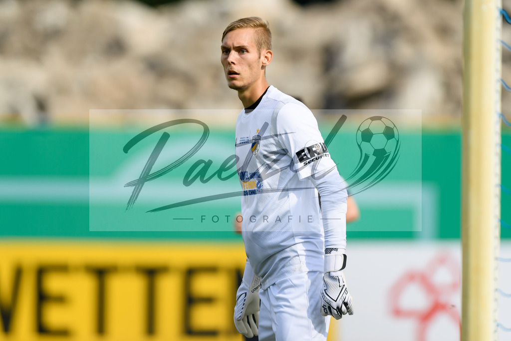 JENKOE20210808_242 | Fussball, Herren: Torwart Lukas Sedlak (FC Carl Zeiss Jena) schaut beim Spiel der 1. Runde im DFB-Pokal zwischen FC Carl Zeiss Jena und 1. FC Koeln im Ernst-Abbe-Sportfeld am 08.08.2021 in Jena, Deutschland.DFB / DFL REGULATIONS PROHIBIT ANY USE OF PHOTOGRAPHS AS IMAGE SEQUENCES AND/OR QUASI-VIDEO. - Realisiert mit Pictrs.com