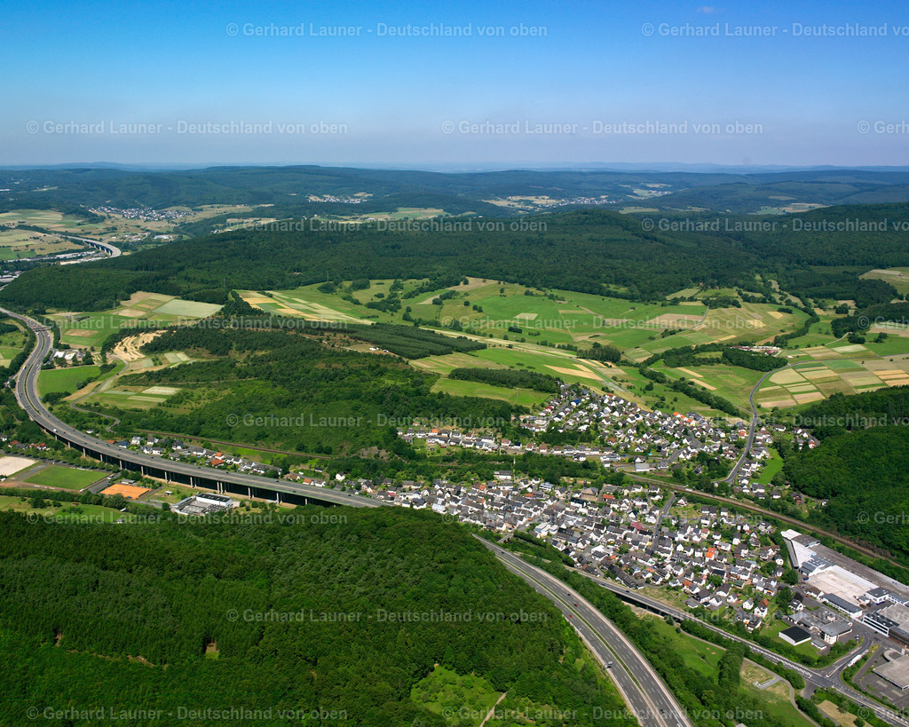 2610549 | SECHSHELDEN 09.06.2006 Von Wald und Forstgebieten umgebener Ortskern der Straßen und Häuser und Wohngebiete in Sechshelden im Bundesland Hessen, Deutschland // Surrounded by forest and forest areas center of the streets and houses and residential areas in Sechshelden in the state Hesse, Germany Foto: Gerhard Launer