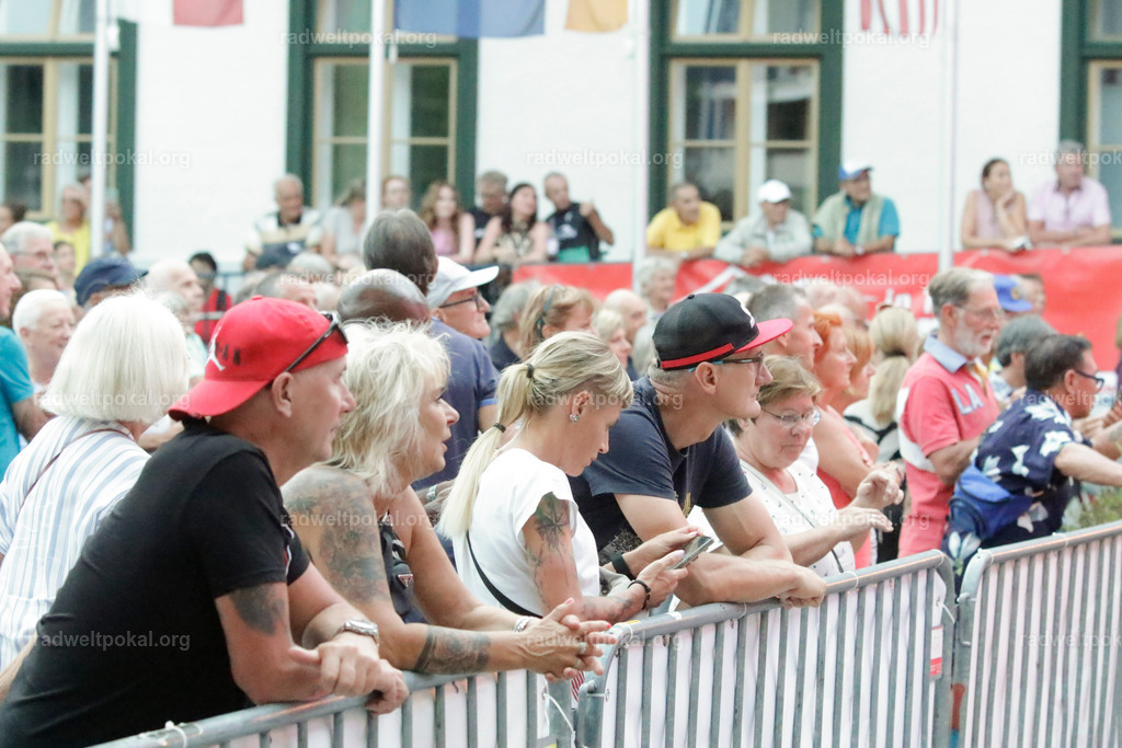 1455_20230817_Bewerb_Maenner_Muehlanger | AUT - OESTERREICH, 2023-08-16: SPORT RENNRAD-FAHREN - 55. INTERNATIONALER RADWELTPOKAL IN ST. JOHANN IN TIROL  - Vintage-Radrennen mit WM-Bronze-Medaillen-Siegerin Christina Schweinberger, den Teilnehmer und Alexander Baumann (vom Orginastions-Team) - TAG 2 BEWERB MAENNER IN SECHS GRUPPEN  ; Foto: Roland Muehlanger