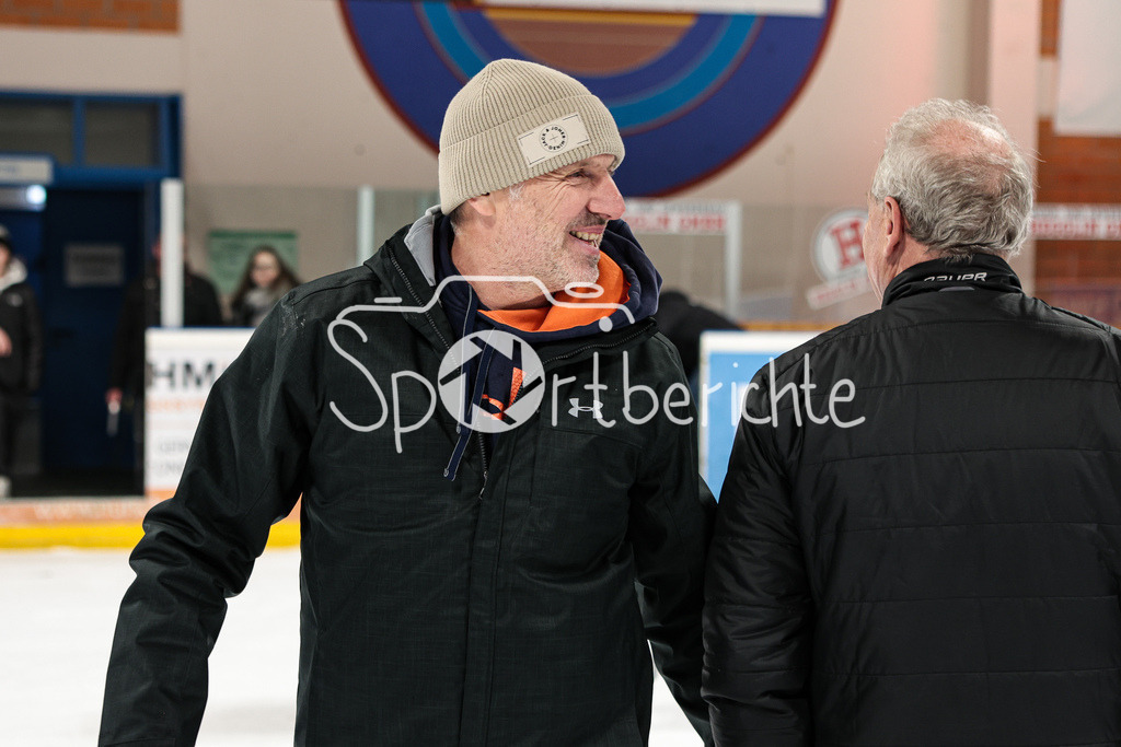 EHC Königsbrunn - TEV Miesbach | Grenzenloer Jubel beim EHC Koenigsbrunn nach dem Gewinn der Bayerliga Meisterschaft im Spiel 3 der Playoffserie gegen den TEV Miesbach / Jubel / Freude / Siegerfoto / Manager Sven RAMPF