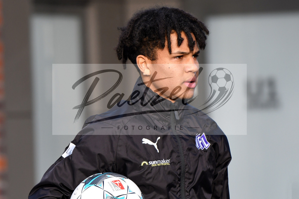 20200126_TRAOSN_0032 | Fußball, Herren: Felix Agu (VfL Osnabrück) schaut beim Training des VfL Osnabrück am 26.01.2020 im Sportpark Illoshöhe in Osnabrück, Deutschland.(Foto von Nico Paetzel) - Realisiert mit Pictrs.com