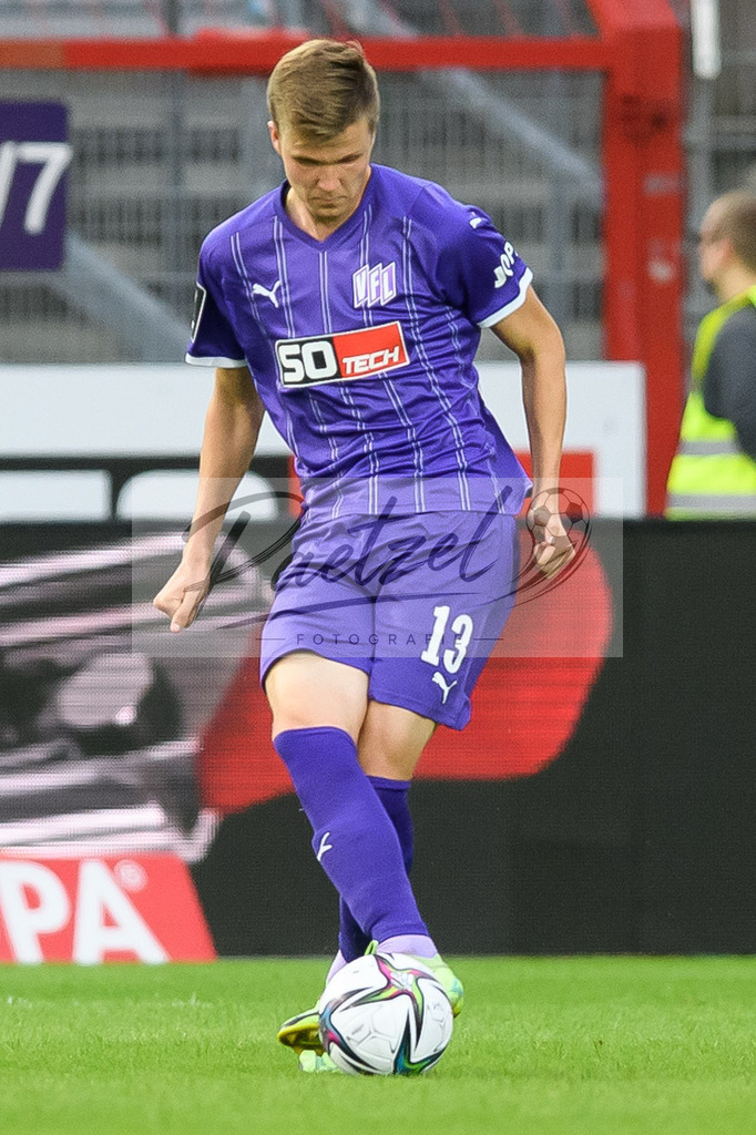 OSNVKO2021090620210906_132 | Fussball, Herren: Lukas Kunze (VfL Osnabrueck) in Aktion, am Ball, Einzelaktion beim Spiel der 3. Liga zwischen VfL Osnabrueck und FC Viktoria Koeln im Stadion an der Bremer Bruecke am 06.09.2021 in Osnabrueck, Deutschland.DFB / DFL REGULATIONS PROHIBIT ANY USE OF PHOTOGRAPHS AS IMAGE SEQUENCES AND/OR QUASI-VIDEO. - Realisiert mit Pictrs.com