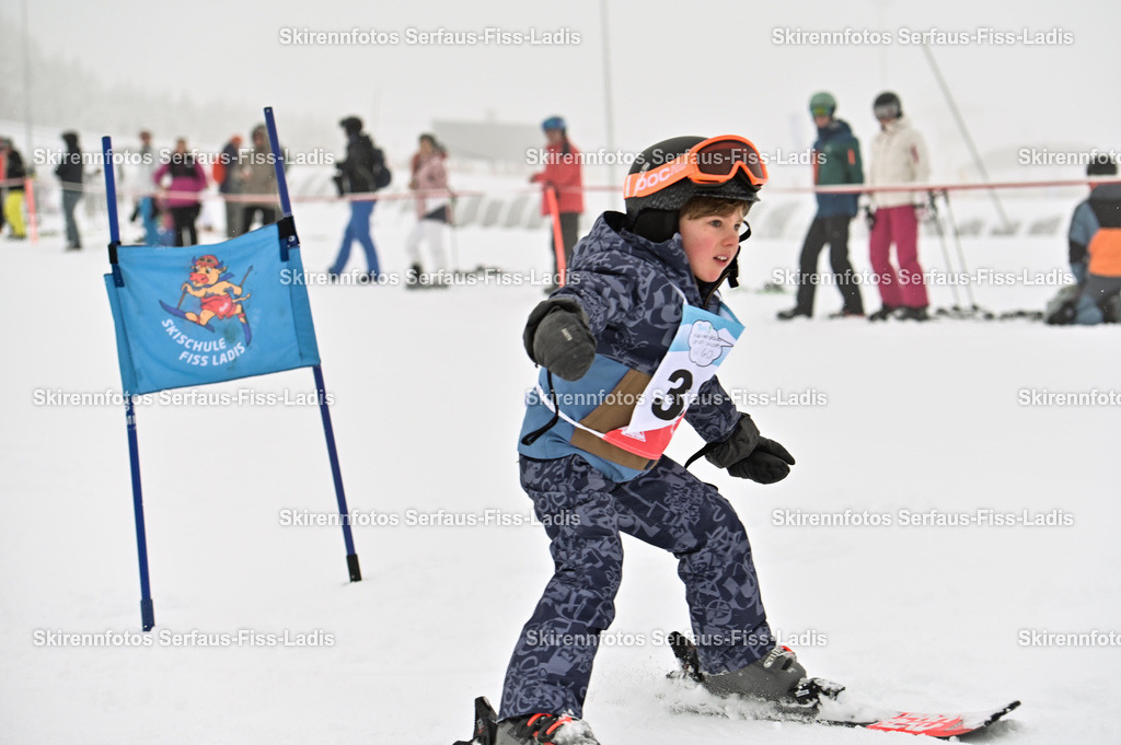 SRF_20.02.2026_0124 | Skirennfotos,Serfaus,Fiss,Ladis,Kinderskirennen,Winter,Tirol,Oberland,skirace,SFL,feelfree,weil wir's genießen,ski,Ski,skifahren,Sonnenplateau, - Realisiert mit Pictrs.com