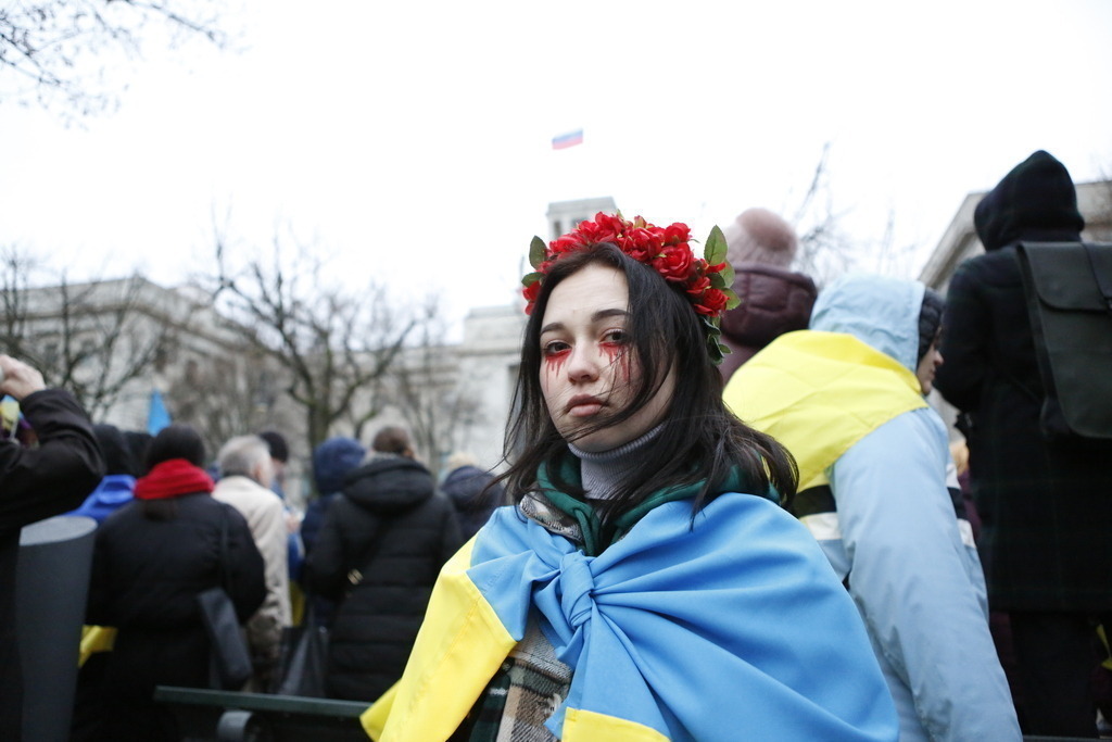 Berlin:  Panzerwrack aus der Ukraine vor der russischen Botschaft als Mahnmal gegen den Krieg | Deutschland, Berlin, 24.02.2023. Demonstranten vor  der russischen Botschaft in Berlin-Mitte, mit dem am Jahrestag des russischen Angriffs auf die Ukraine erinnert werden soll. Der zerstörte Panzer vom Typ T-72 soll einige Tage lang vor dem Gebäude Unter den Linden als Mahnmal gegen den Krieg stehen.