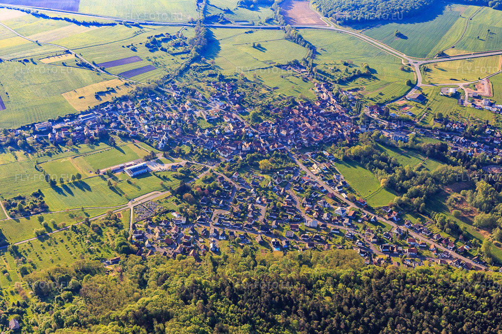Vue aérienne: Vue d'une ville en bordure des Vosges septentrionales depuis l'ouest à Dossenheim-sur-Zinsel dans le département Bas Rhin, France. Photo: IMG_145946.jpg prise le 01/05/2025 par Werner Riehm/FLY-FOTO.eu – Résolution de l'original: 5472 x 3648 px